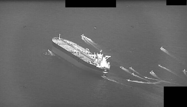 Schnellboote der iranischen Revolutionsgarden bei der Beschlagnahmung eines Öltankers in der Straße von Hormus