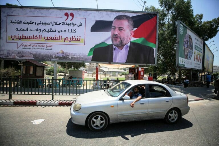 Hamas-Kader al-Arouri, hier auf einem Plakat in Gaza, droht Israel mit »totalem Krieg«. (© imago images/NurPhoto)