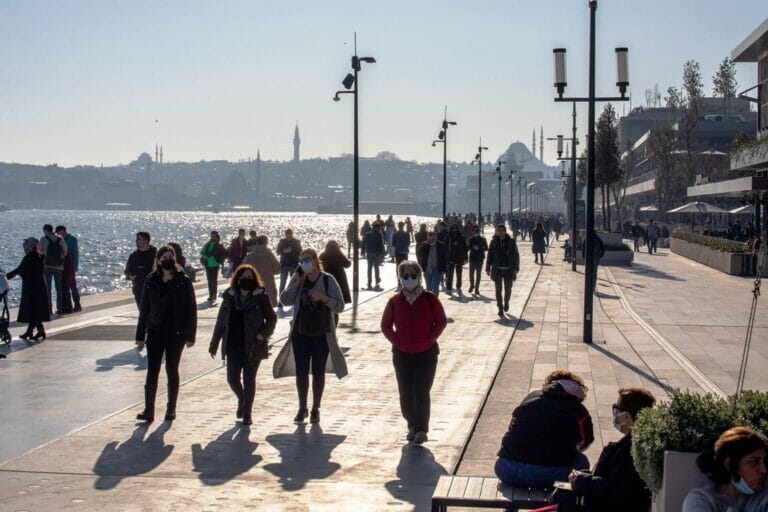 Auch auf den Uferpromenaden Istanbuls steht der Konsum von Alkohol künftig unter Strafe. (© imago images/ZUMA Wire)