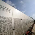 Gedenktafeln mit den Namen der israelischen Opfer des Jom-Kippur-Krieges. (© imago images/Xinhua)