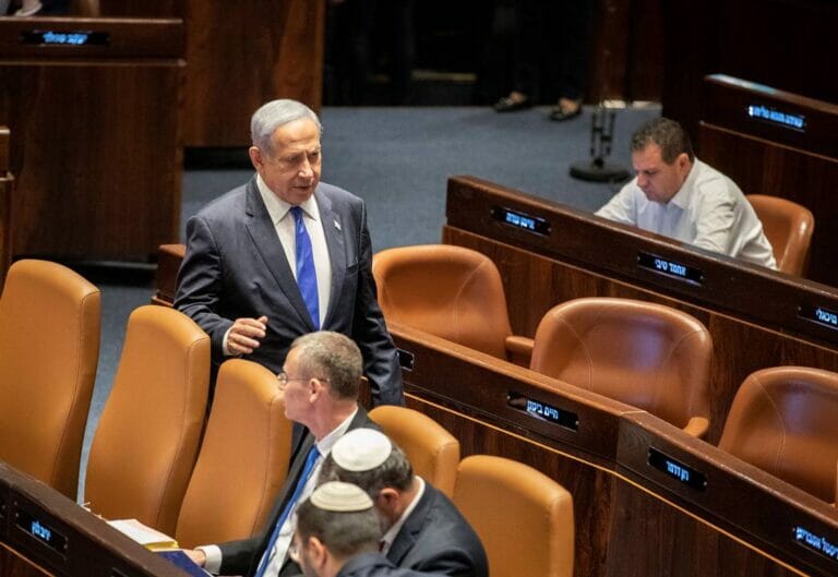 Um Premier Netanjahu ranken sich eher wilde Gerüchte. (© imago images/Xinhua)