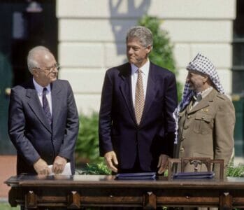 Selbst bei der Zeremonie zur Unterzeichnung des Oslo-Abkommens war Premier Rabin seine Zurückhaltung deutlich anzusehen. (© imago images/ZUMA Wire)