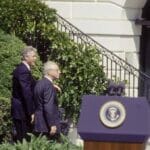 Arafat und Rabin bei US-Präsident Clinton in Washington zur Unterzeichnung der Oslo-Abkommen