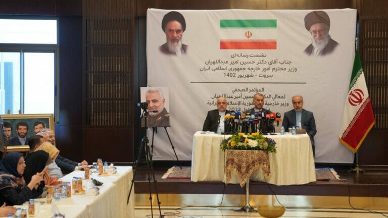 Der iranische Außenminister Hossein Amir-Abdollahian bei einer Pressekonferenz zum Terrorgipfel in Beirut
