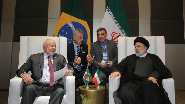 Brasiliens Präsident Inacio Lula da Silva mit seinem iranischen Amtskollegen Ebrahim Raisi auf dem BRICS-Gipfel in Südafrika