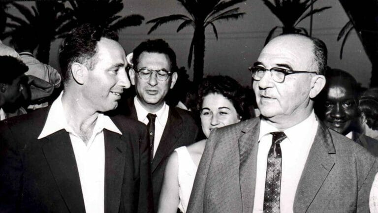 Israels Premierminister Levi Eshkol mit Shimon Peres im Jahr 1965