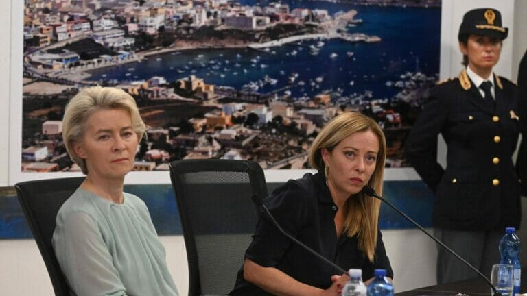 Flüchtlingspolitik: Meloni und von der Leyen auf einer Pressekonferenz im italienischen Lampedusa
