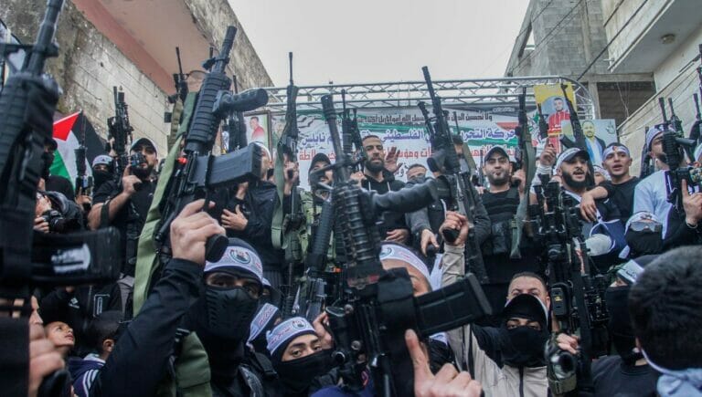 Bewaffnete palästinensische Kämpfer der Fatah-Fraktion von PA-Präsident Abbas