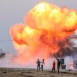 Bei von der Hamas gesteuerten Unruhen am Grenzzaun zwischen Israel und Gaza werden Sprengsätze gezündet