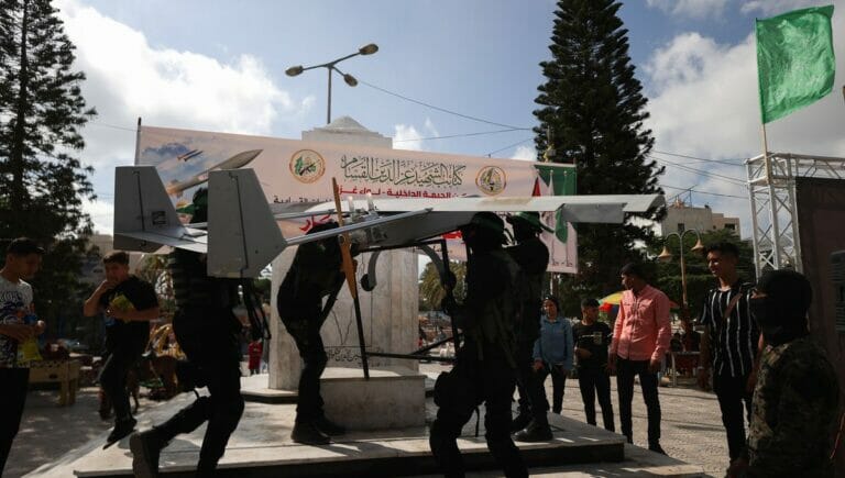 Hamas-Kämpfer in Gaza tragen eine Dronhe bei Militärparade