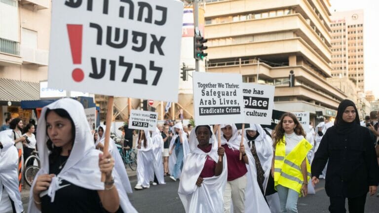 Arabische Israelis demonstrieren gegen Gewalt in ihren Gemeinden und mangelnde Polizeiarbeit