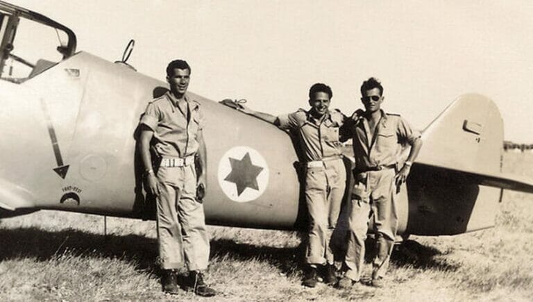 Ließen sich von L&L als Piloten für Israels Unabhängigkeitskrieg rekrutieren: Lou Lenart, Gideon Lichtman und Modi Alon