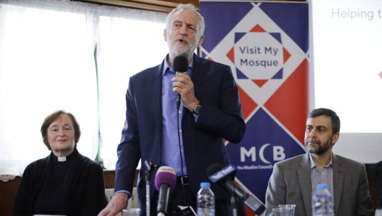 Jeremy Corbyn mit dem Generalsekretär Finsbury Park Moschee, Mohammed Kozbar