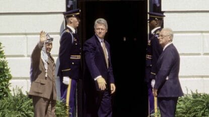 Arafat und Rabin bei US-Präsident Clinton in Washington zur Unterzeichnung der Oslo-Abkommen