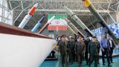 Russlands Verteidigungsminister Schoigu besucht eine Raketenausstellung er iranischen Revolutionsgarden