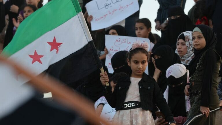 Neue Demonstrationen in Syrien fordern der Rücktritt des Regimes