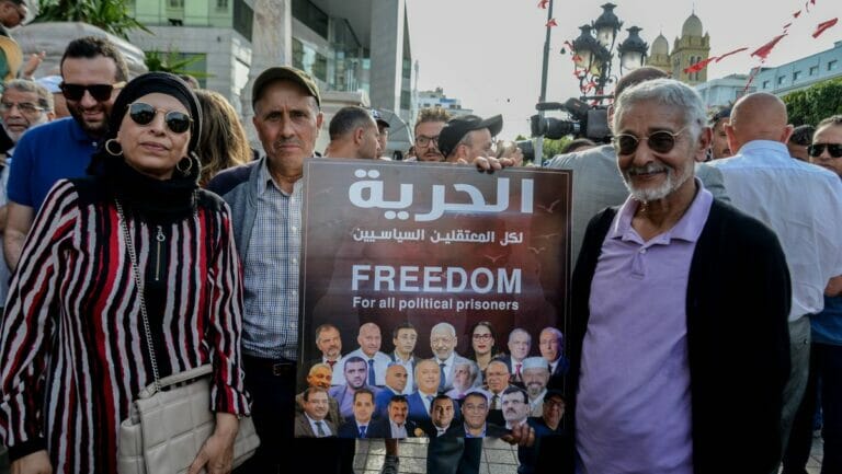 Ennahda-Anhänger fordern die Freilassung der inhaftierten Mitglieder ihrer Partei