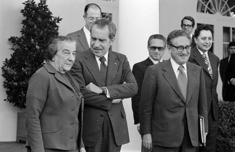 Israels Premierministerin Golda Meir, US-Präsident Richard Nixon und Außenminister Henry Kissinger vor dem Weißen Haus, nur wenige Wochen nach dem Jom-Kippur-Krieg. (© imago images/UIG)