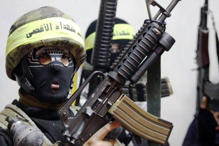 Mitglieder der Al-Aqsa-Märtyrerbrigaden der Fatah. Der Kurier sollte sich fragen: Sehen so Leute aus, die dem Terror abgeschworden haben? (© imago images/Xinhua)