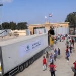 Lastwagen mit Hilfslieferungen überquert den ägyptischen Grenzübergang Rafah nach Gaza