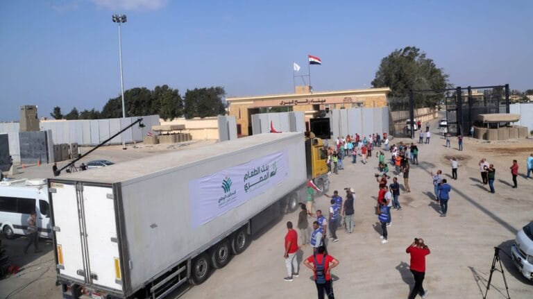Lastwagen mit Hilfslieferungen überquert den ägyptischen Grenzübergang Rafah nach Gaza