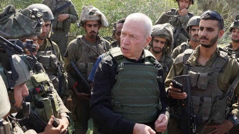 Israels Verteidigungsminister Gallant besucht IDF-Truppen an der Grenze zu Gaza