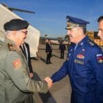 Libyens Warlord Khalifa Haftar wird von Russlands Vize-Verteidigungsminister Yunus-Bek Yevkurov begrüßt
