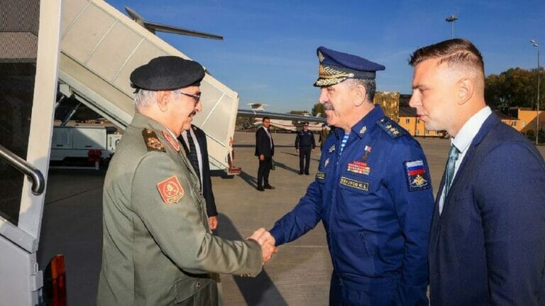 Libyens Warlord Khalifa Haftar wird von Russlands Vize-Verteidigungsminister Yunus-Bek Yevkurov begrüßt
