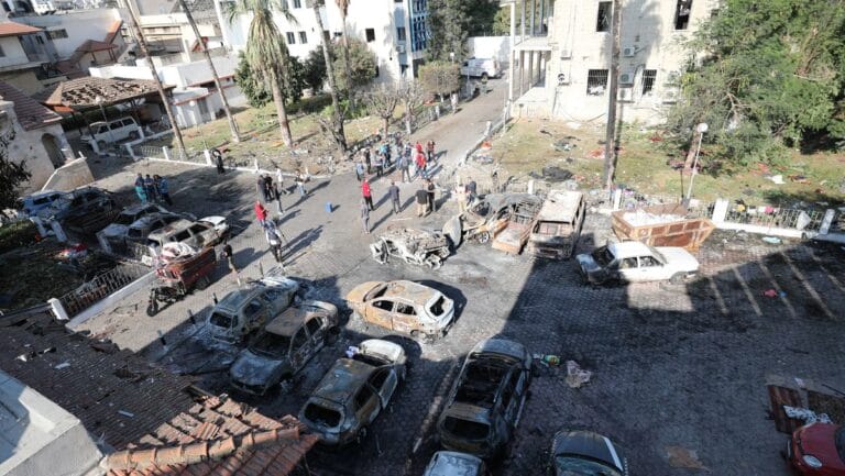 Parkplatz des Al-Ahli-Spitals in Gaza, auf den die Rakete des Islamischen Dschihad stürzte