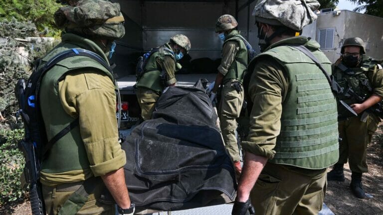 Israelische Truppen bergen Leiche nach dem Hamas-Terrorangriff im Süden Israels