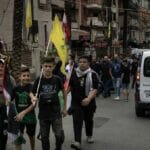 Kinder mit Hisbollah-Fahnen in Libanons Hauptstadt Beirut demonstrieren Solidarität mit dem Hamas-Terrorüberfall auf Israel
