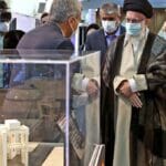 Ajatollah Khamenei bei Teheraner Ausstellung über die Errungenschaften der iranischen Atomindustrie im Juni
