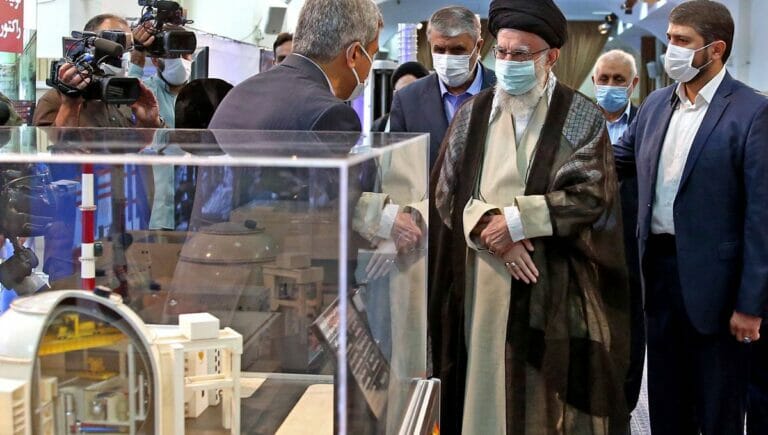 Ajatollah Khamenei bei Teheraner Ausstellung über die Errungenschaften der iranischen Atomindustrie im Juni