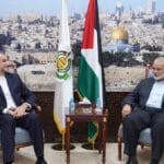 Droht mit Hisbollah: Irans Außenminister Hossein Amir-Abdollahian mit dem Hamas-Führer Ismail Haniyeh in Doha
