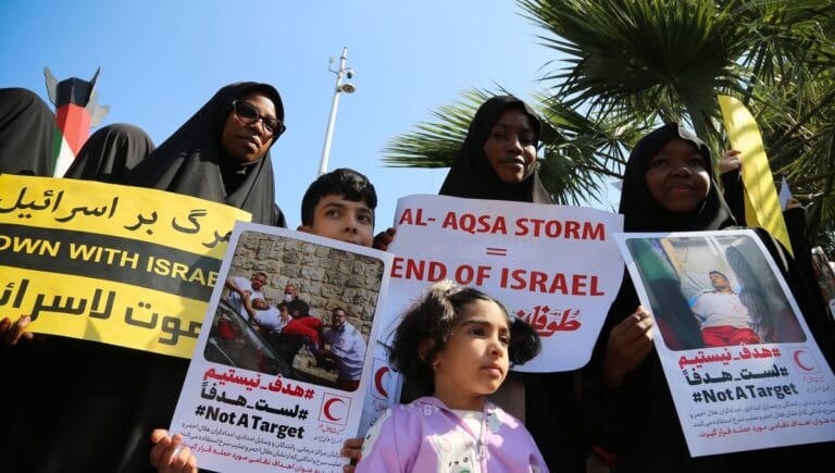 Solidaritätsdemonstration iranischer Regimeanhängerinnen mit dem Hamas-Terror gegen Israel