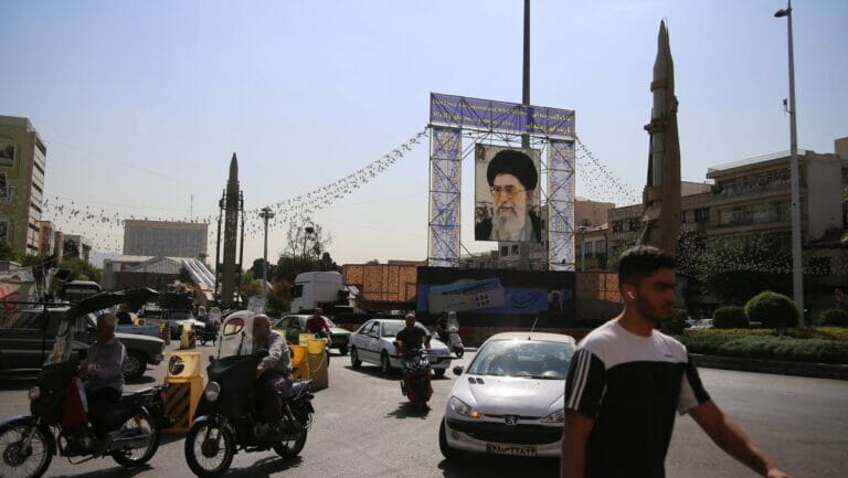 Ein Poster von Irans Oberstem Führer Khamenei und zwei Raketen in Teheran