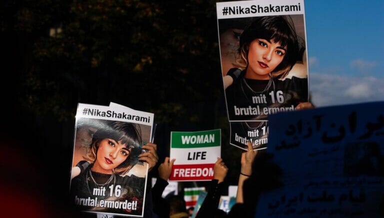 Die vor rund einem Jahr vom iranischen Regime ermordete Nika Shakarami