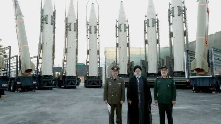 Irans Präsident Raisi, Verteidigungsminister Aschtiani und Raketenprogramm-Leiter der Revolutionsgarden Hadschidsadeh