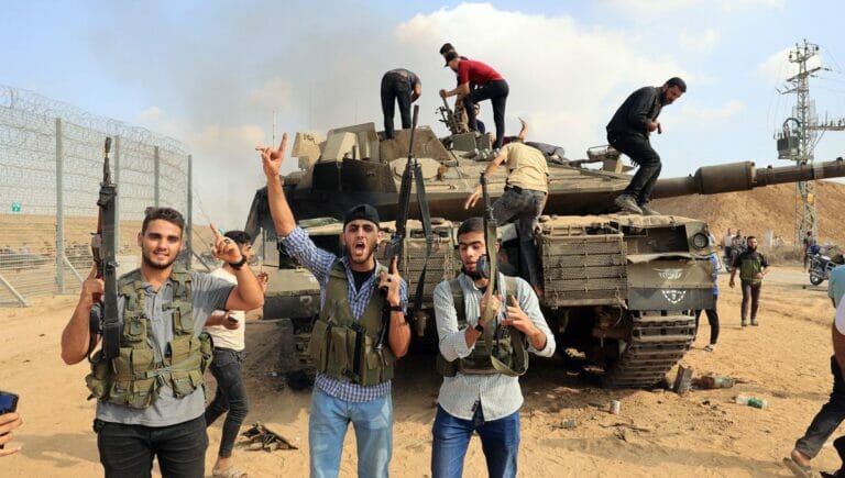 Hamas-Terroristen mit israelischem Panzer: Ägypten will Jerusalem vor »etwas Großem« gewarnt haben