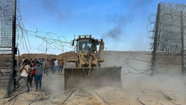 Überraschungsangriff: Mit Bulldozern riss die Terrororganisation Hamas die Grenzbefestigungen zu Israel nieder