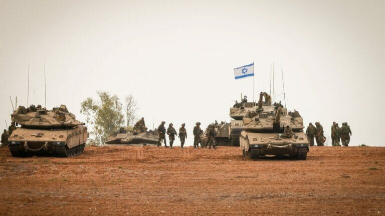 Israelische Panzer und Truppen an der Grenze zu Gaza