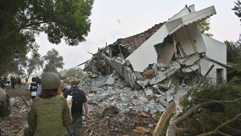 Von Hamas überfallener Kibbuz in Israel: Täter-Opfer-Umkehr versucht aus Angegriffenen die Schuldigen zu machen