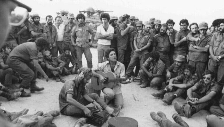 Leonard Cohen spielt während des Jom-Kippur-Kriegs im Jahr 1973 vor israelischen Soldaten