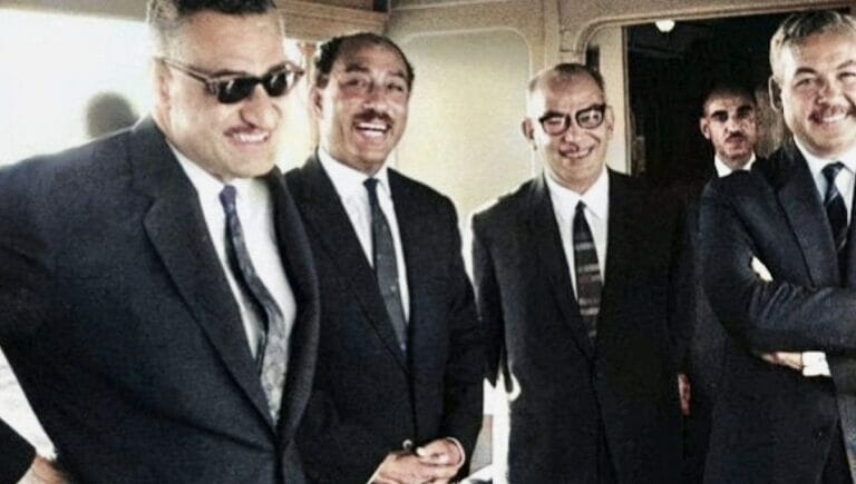 Ägyptens Präsident Gamal Abdel Nasser mit dem damaligen Parlamentssprecher und seinem späteren Nachfolger Anwar Sadat im August 1968