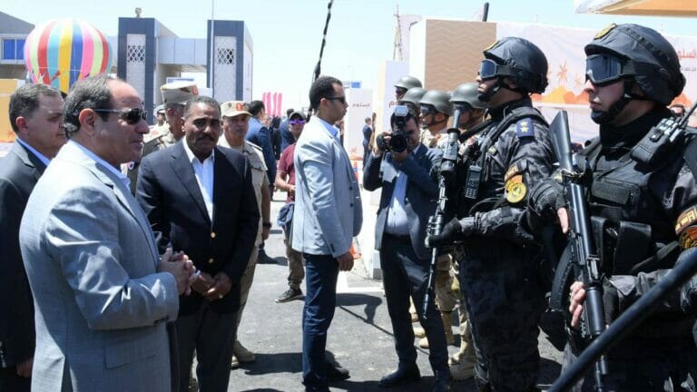 Ägyptens Präsident al-Sisi mit Sicherheitskräften in der Stadt Salloum