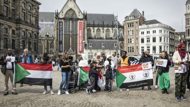 Sudanesische Flüchtlinge in Europa demonstrieren gegen den Krieg in ihrem Heimatland