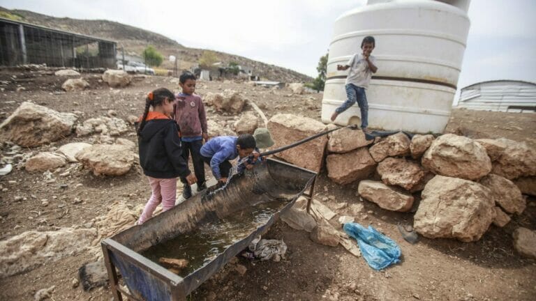 Die Zuständigkeiten und Pflichten sind im Wasserabkommen zwischen Israel und den Palästinensern geregelt
