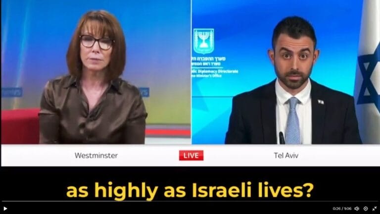 Die Verblüffung über die Unterstellung der Sky-News-Journalistin anlässlich des Hamas-Israel-Austausches war Eylon Levy buchstäblich ins Gesicht geschrieben. (Quelle: Twitter/Eylon Levy)