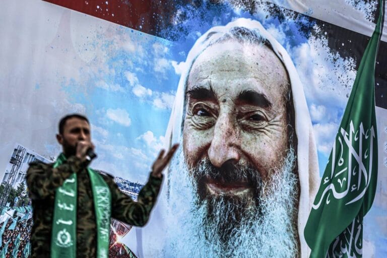 Hamas-Unterstützer vor einem Bild des Hamas-Gründers Ahmad Jassin. (© imago images/ZUMA Wire)