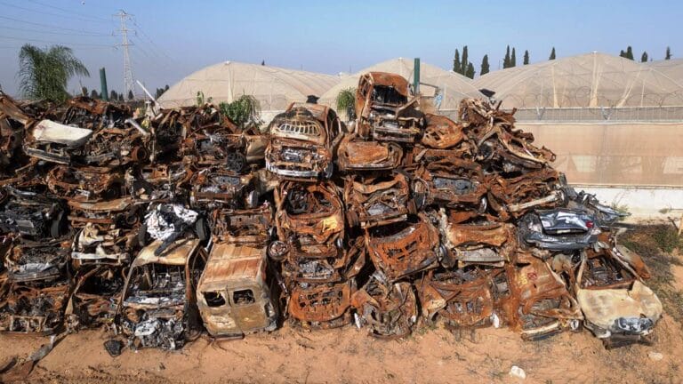 Israelische Fahrzeuge, die beim Hamas-Angriff am 7. Oktober zerstört wurden. (© imago images/UPI Photo)